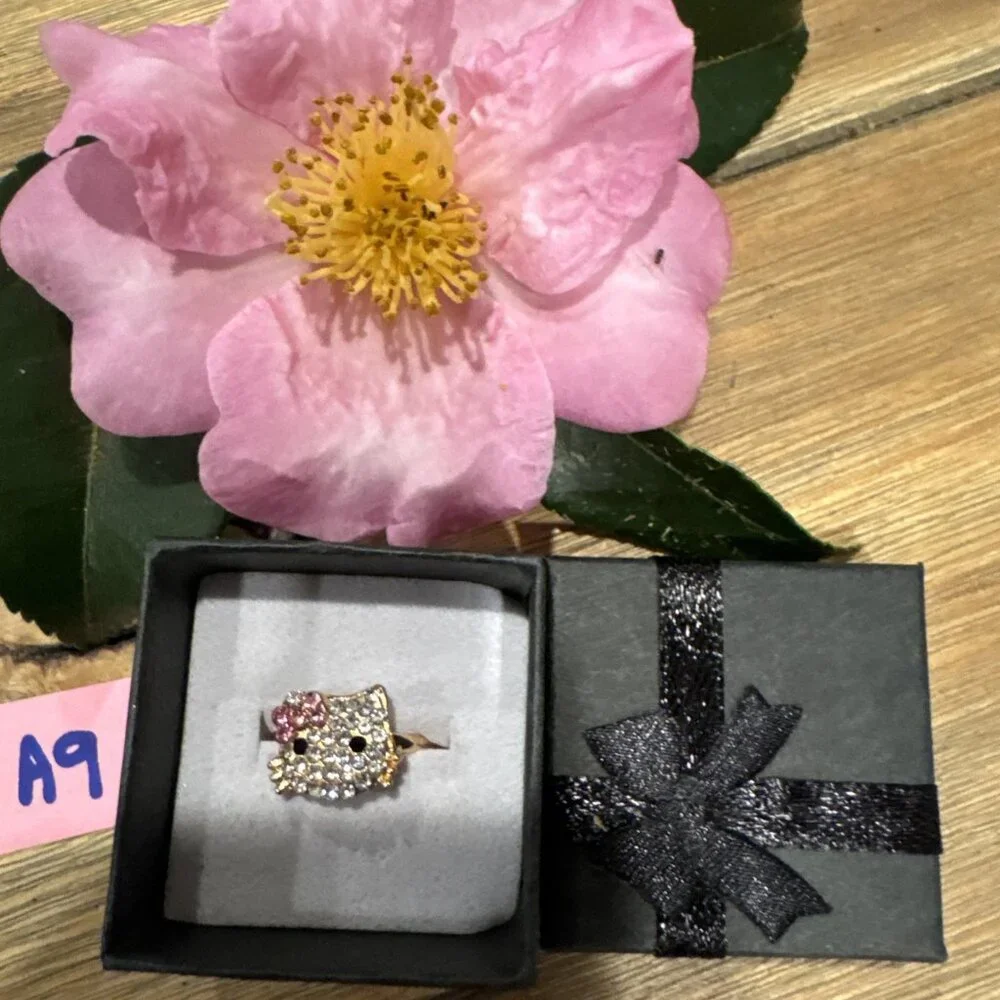 Adorable Hello Kitty Cat Kitten Silvertone Costume Adjustable Ring NEW w Box A9